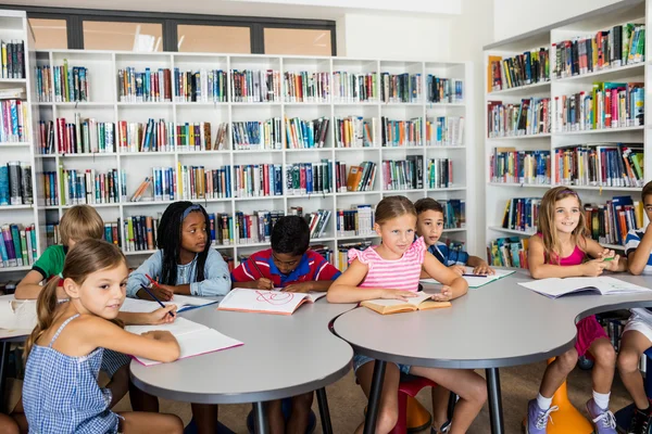 Los alumnos felices están estudiando. — Foto de Stock