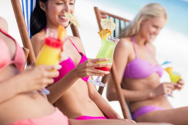 Friends enjoying a cocktail — Stock Photo, Image