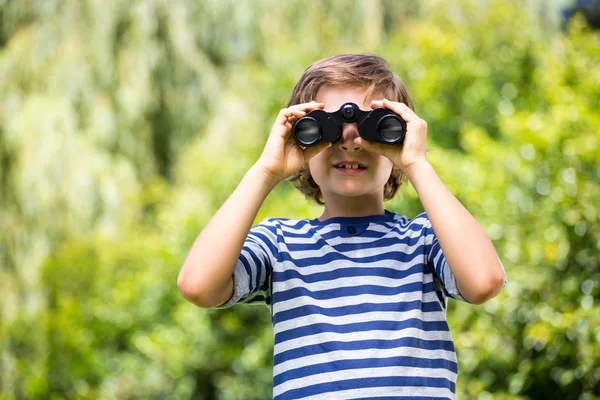 쌍안경을 사용 하 여 귀여운 소년의 초상화 — 스톡 사진