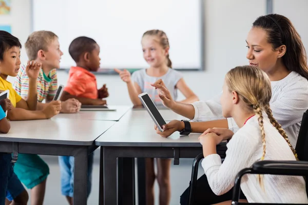 Enseignant ayant une leçon avec tablette pc — Photo