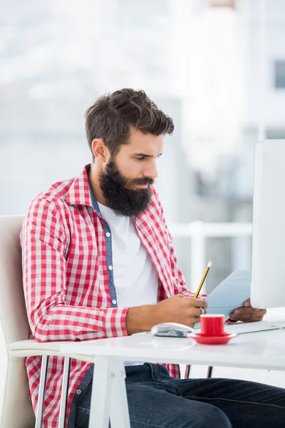 Hipster man reading his notes — Stock Photo, Image