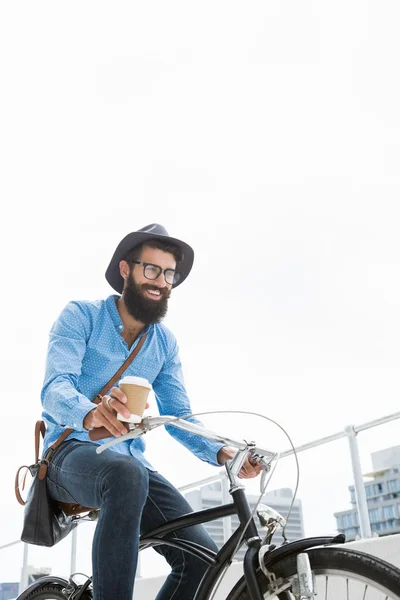 Hipster fazendo bicicleta — Fotografia de Stock