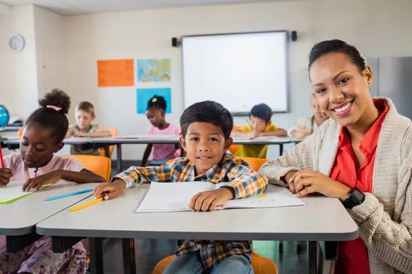 Un profesor feliz posando con un alumno — Foto de Stock