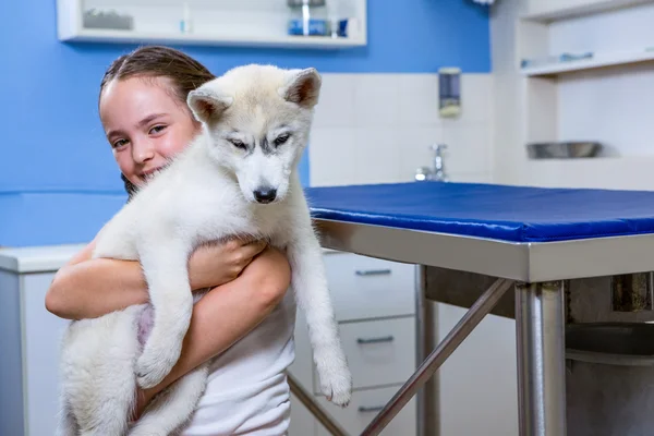 Küçük bir kız bir köpek getirmek — Stok fotoğraf