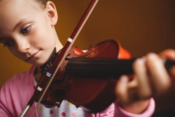 Mädchen spielt Geige — Stockfoto