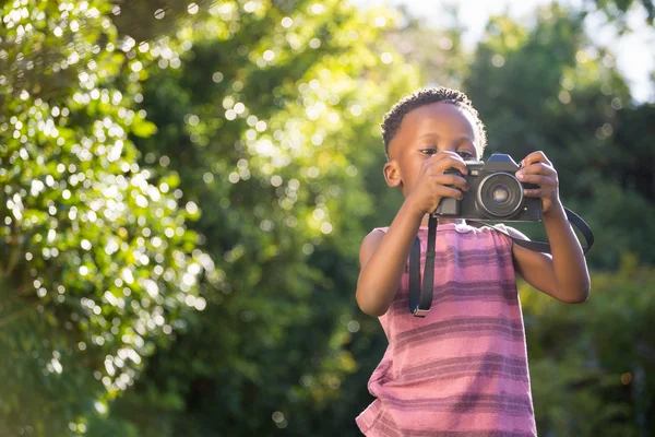 Çocuk fotoğraf makinesi kullanıyor — Stok fotoğraf
