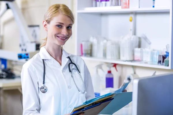 Retrato de mujer veterinaria sonriendo — Foto de Stock