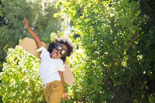 Junge spielt als Flieger im Park — Stockfoto