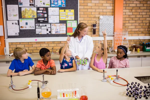 Teacher giving lesson to her students — Stock Photo, Image