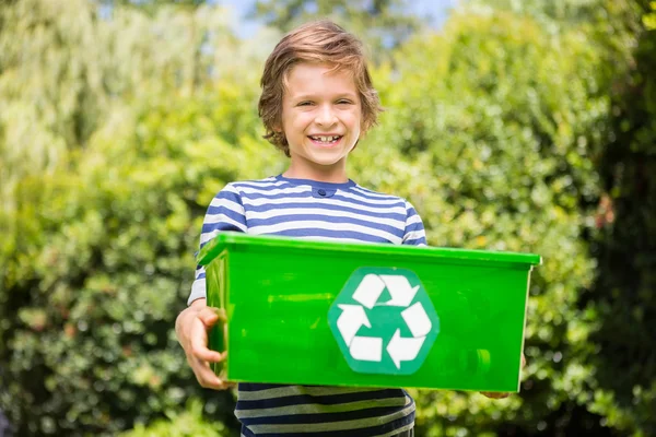 Retrato de menino bonito sorrindo e segurando uma caixa de reciclagem — Fotografia de Stock