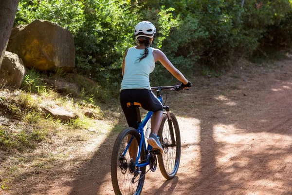 Frau vorne und hinten auf dem Fahrrad — Stockfoto