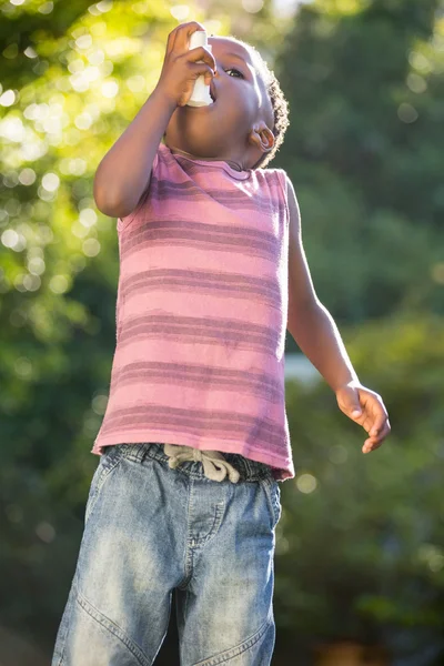 Garçon utilisant un inhalateur d'asthme — Photo