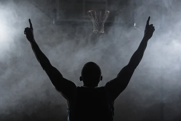 Vista trasera de un jugador de baloncesto con los brazos en el aire — Foto de Stock