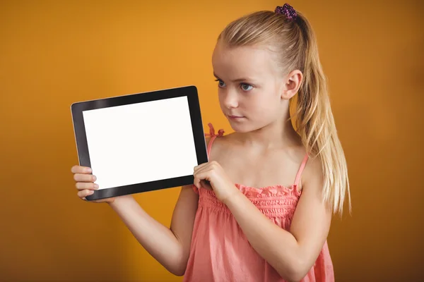 Dziewczyna trzyma tabletkę — Zdjęcie stockowe