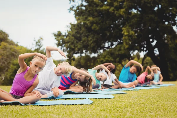 Gruppo di bambini che fanno yoga — Foto Stock