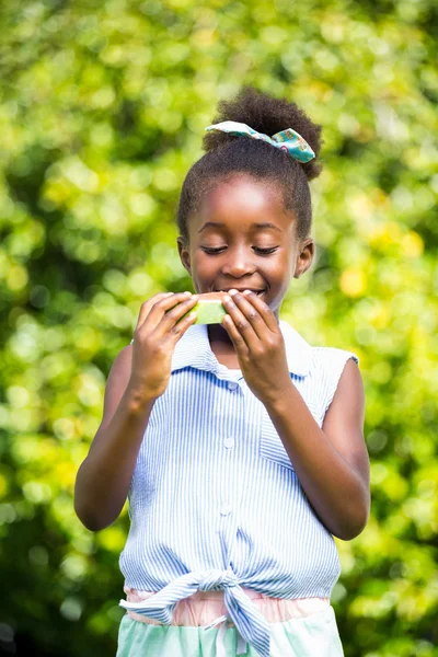Schattig meisje van gemengd ras eten een watermeloen — Stockfoto