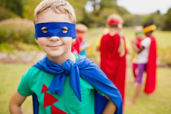 Portret van de jonge jongen lachend en draagt een superheld jurk — Stockfoto