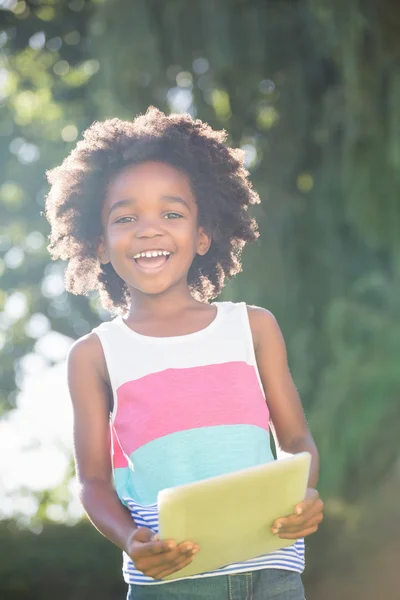 Retrato de niño lindo sonriendo y sosteniendo una tableta —  Fotos de Stock
