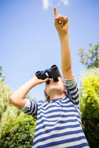 Low angle view of a child looking something with binoculars and — Stock Photo, Image