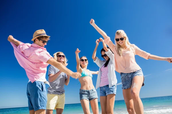 Vänner och dansa på stranden — Stockfoto