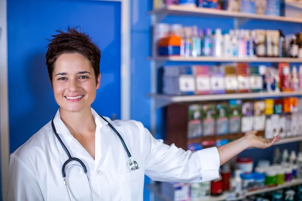 Usmívající se žena vet ukazující lékárničky — Stock fotografie