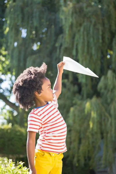 Chico está jugando con un avión de papel —  Fotos de Stock