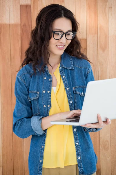 Hipster met behulp van een laptop — Stockfoto