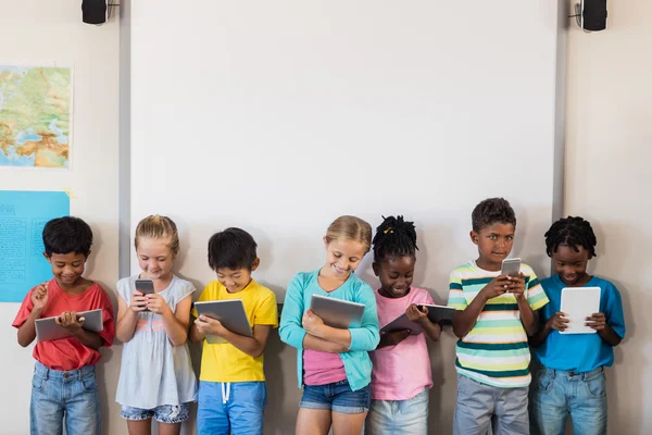 Leerlingen permanent met technologie — Stockfoto