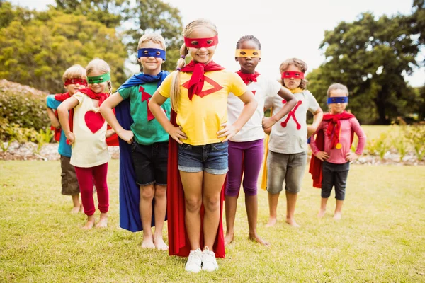 Crianças com vestido de super-herói posando — Fotografia de Stock