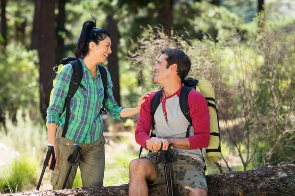 Wanderpaar macht Pause — Stockfoto