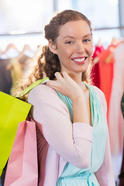 Frau trägt Einkaufstüten — Stockfoto