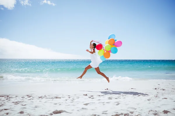 Güzel bir kadın tutarak balon — Stok fotoğraf