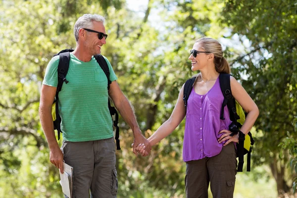 Paar glimlachend en hand in hand elkaar — Stockfoto