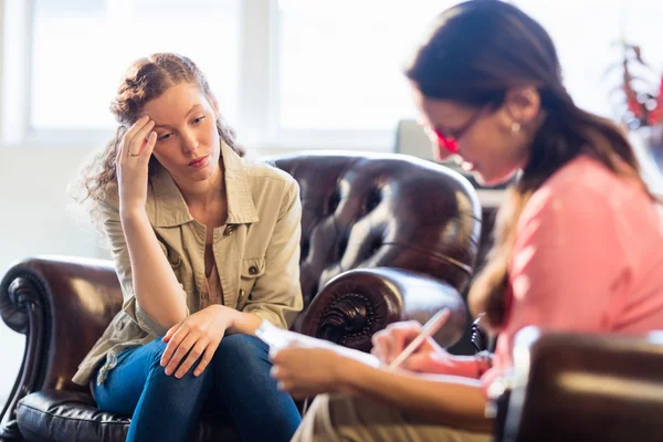 Psychologe hat Sitzung mit ihrer Patientin — Stockfoto