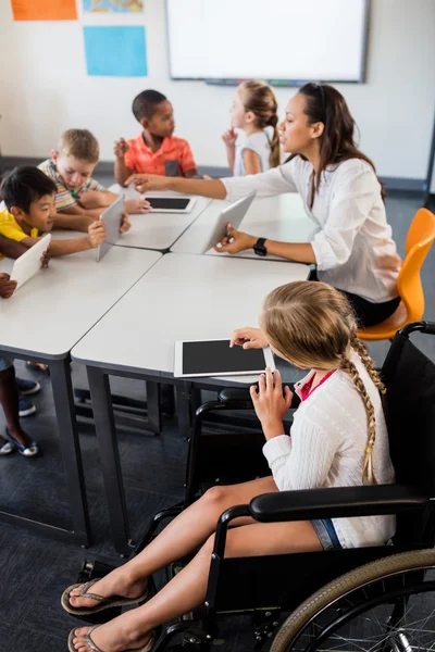 Nette Schüler mit Tablet — Stockfoto