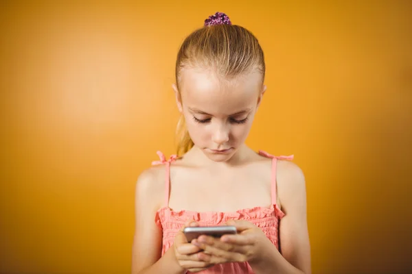 Blond meisje met haar smartphone — Stockfoto