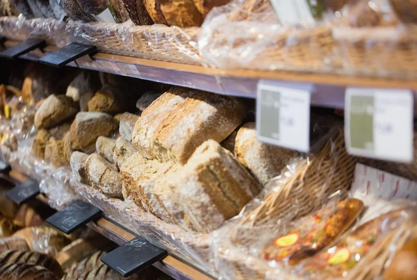 Focus on Shelves with bread — Stock Photo, Image