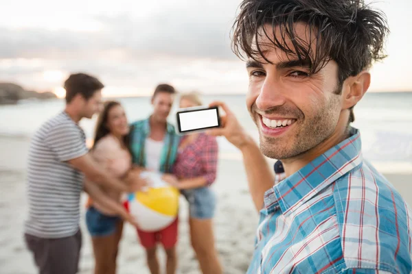 Friends taking a picture — Stock Photo, Image