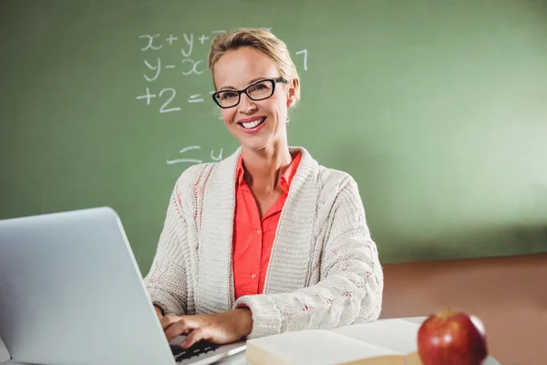 Teacher using a laptop — Stock Photo, Image