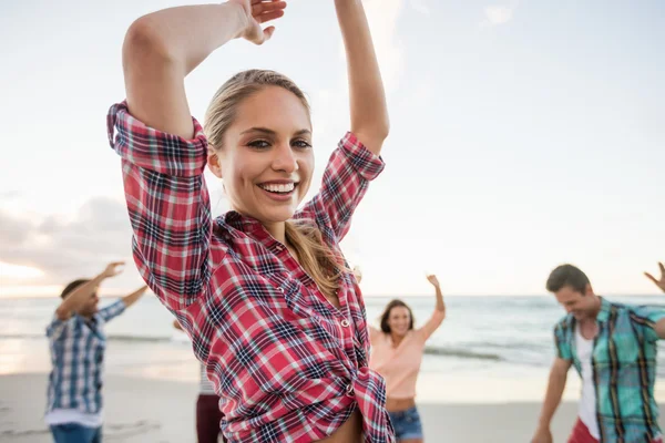 Vrienden met plezier en dansen — Stockfoto