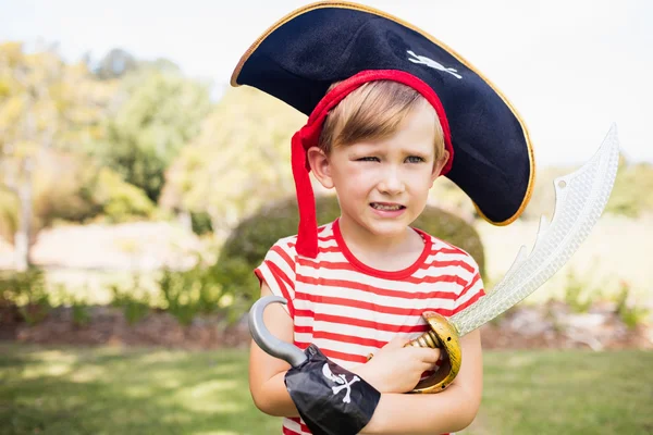 Portret van schattige jongen voorwenden om een piraat — Stockfoto