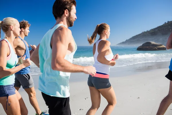 Ludzie jogging na plaży — Zdjęcie stockowe
