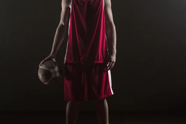 Portret koszykarz posiadający piłkę — Zdjęcie stockowe