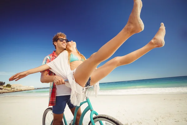 Пара позирует с велосипедом на пляже — стоковое фото