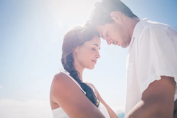 Casal feliz abraçando na praia — Fotografia de Stock