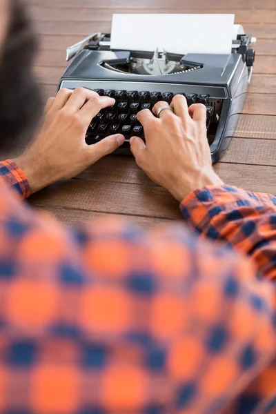 Hipster hombre usando una máquina de escribir —  Fotos de Stock