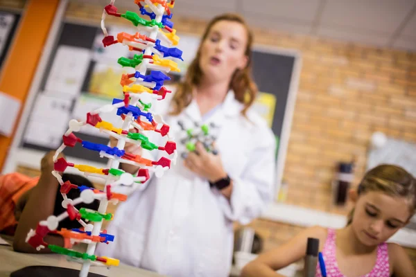 Teacher giving lesson to her students — Stock Photo, Image