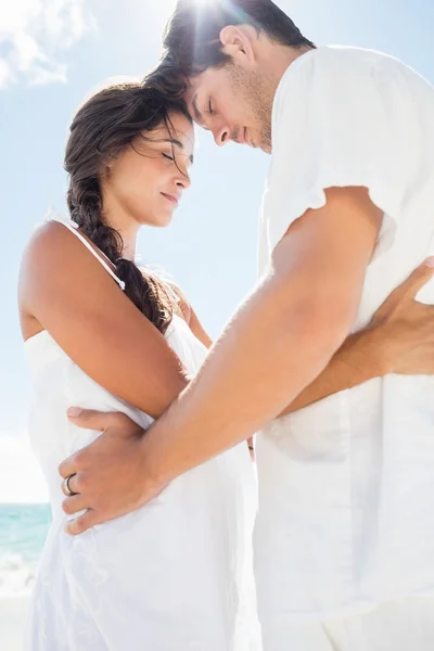 Casal feliz abraçando na praia — Fotografia de Stock