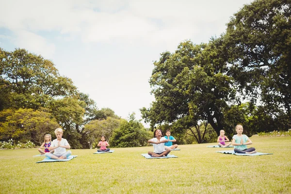 Çocuk yoga yaparken grup — Stok fotoğraf