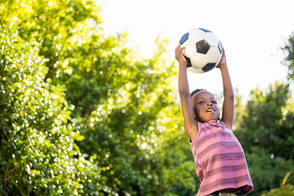 Chico es la captura de una pelota de fútbol — Foto de Stock